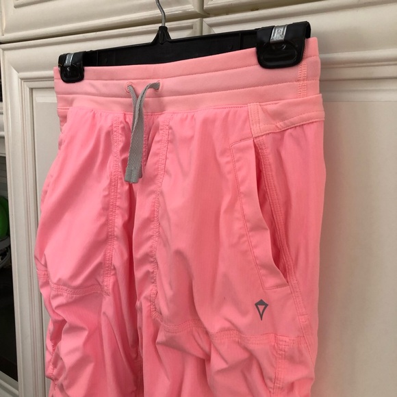 LINED Ivivva by Lululemon Live to Move crop - Picture 3 of 13